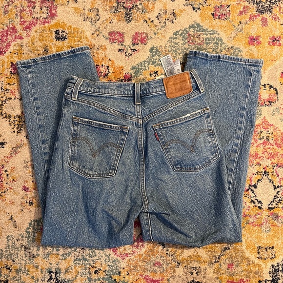 Levi’s Premium Ribcage Straight Ankle Jeans - Picture 2 of 5